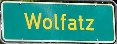 Ortseingangschild Wolfatz - der Name sagt es: Wölfe waren hier - Wolfatz ist Ortsteil südlich von Wangen